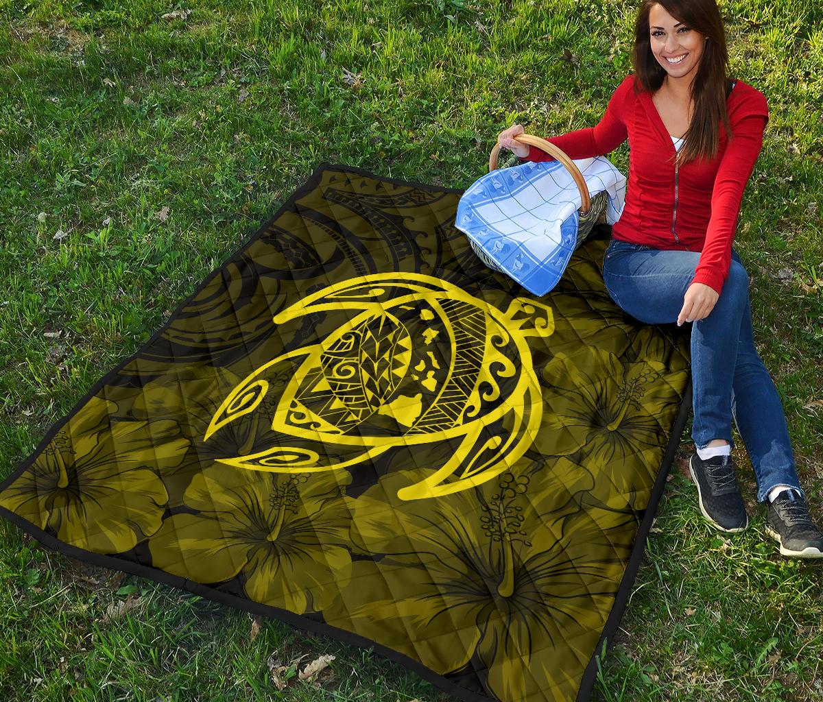 Hawaii Turtle Kanaka Map Hibiscus Poly Premium Quilt - Yellow - Polynesian Pride