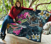 Hawaii Map Turtle Swimming Hibiscus Plumeria Moana Premium Quilt - Polynesian Pride