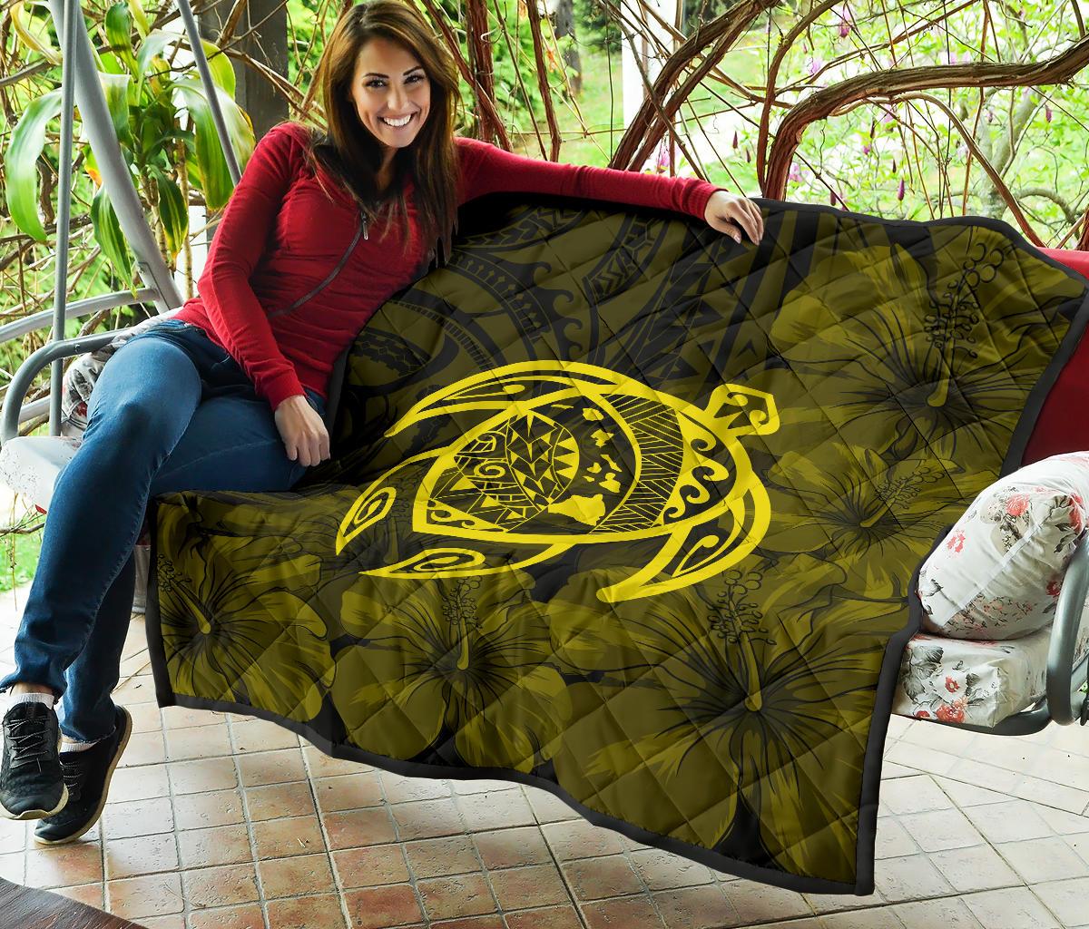 Hawaii Turtle Kanaka Map Hibiscus Poly Premium Quilt - Yellow - Polynesian Pride