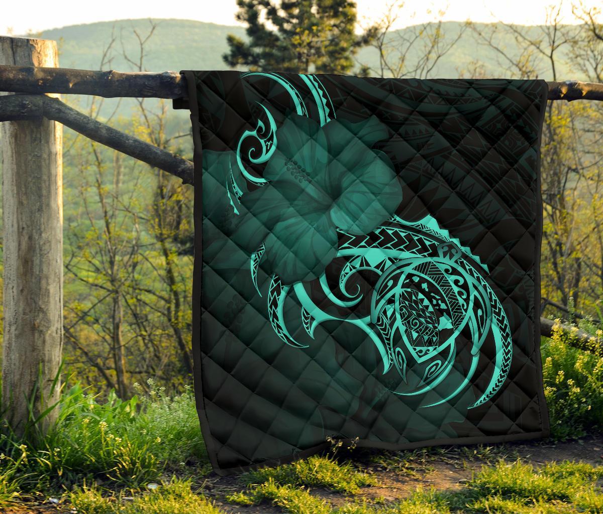Hawaii Map Turtle Hibiscus Divise Turquoise Polynesian Premium Quilt - Polynesian Pride