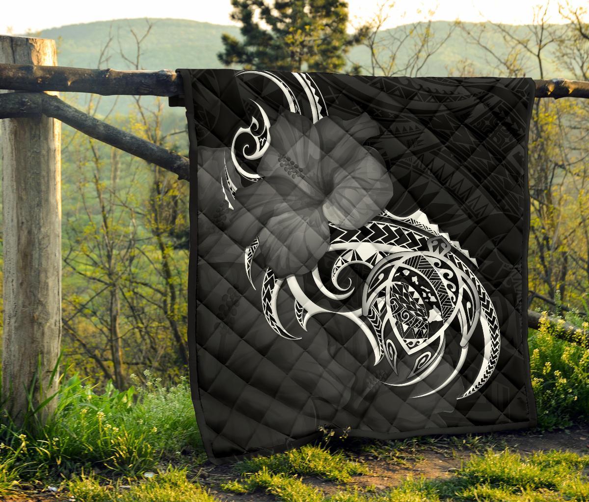 Hawaii Map Turtle Hibiscus Divise White Polynesian Premium Quilt - Polynesian Pride